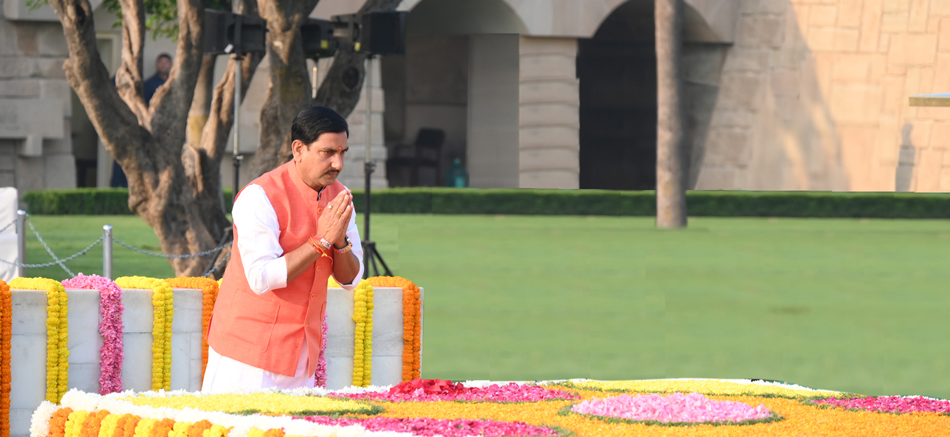 Shri Tokan Sahu, Hon'ble Minister of State for Housing and Urban Affairs pays tribute to Gandhi ji